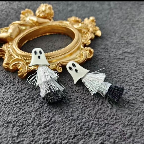 HALLOWEEN Ghost Tiered Fringe Earrings NEW - Picture 1 of 4